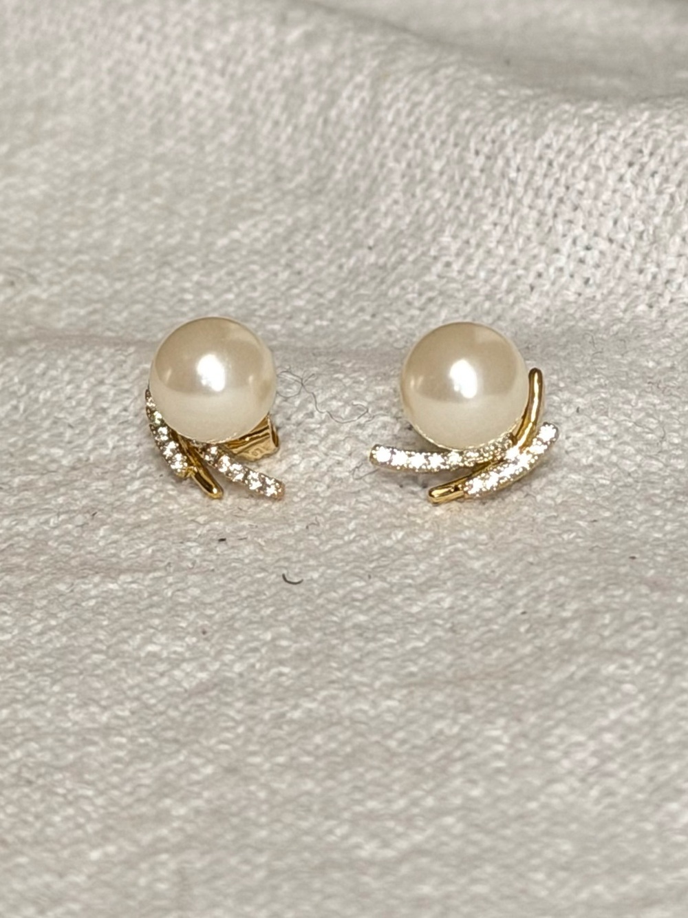 NEW! Pearl and Crystal Stud Earrings in Cream and Gold - Picture 6 of 7